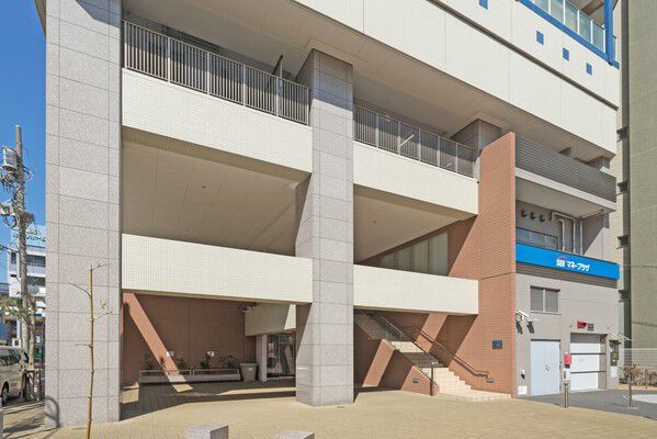 優雅な趣きを奏でる格調高いファサード。