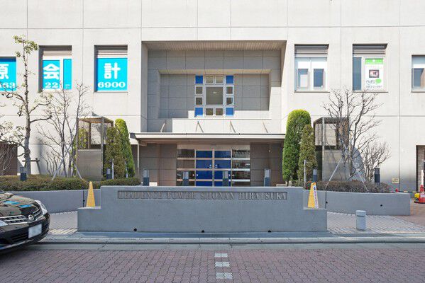 南側エントランス。ステンドガラスを思わせるカラフルなデザイン。		