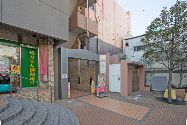 東側にあるエントランス。上質感のあるゲートが迎えます。		