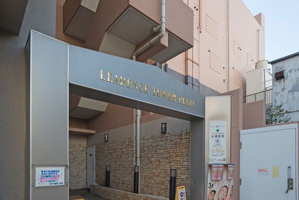 スタイリッシュな東側のゲートに輝くネームプレート。		