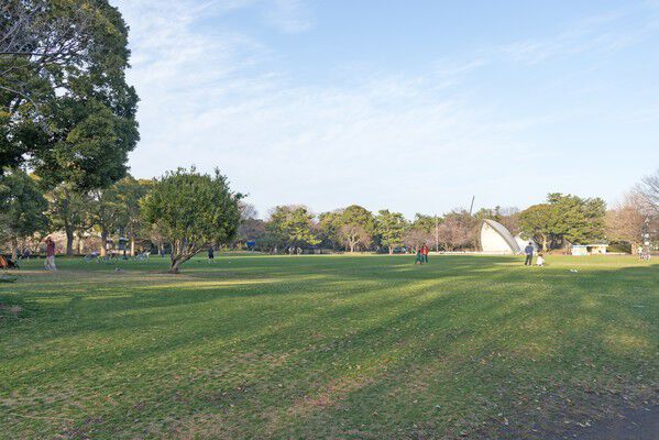 スタジアムや体育館もある「平塚市総合公園」まで約1,600m（徒歩20分）。		
