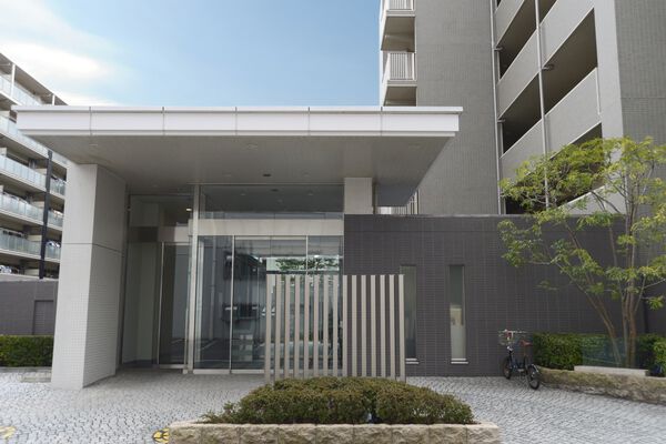 街並みに美と上質さを発信する風格あるキャノビーを設けたアプローチ。