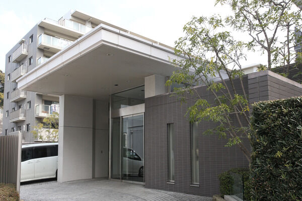 扉を開けると、約3.9mの天井高を確保した開放感あふれるエントランスホールへ。