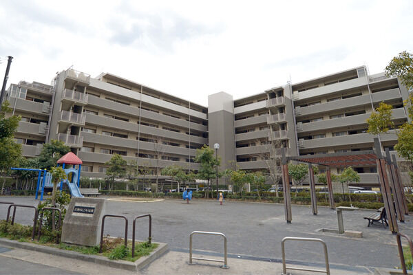 子供の遊び場として約480㎡の提供公園が隣接されています。