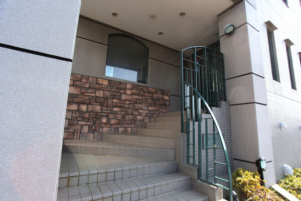 エントランスには、オートロックシステム、宅配ロッカーが設置されています。