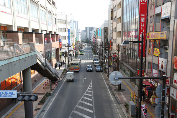 「藤沢」駅南口の街並み。銀行などがあります。