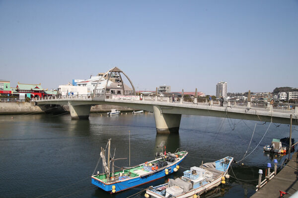 橋を渡れば海はすぐ目の前に広がる絶好のロケーション。		