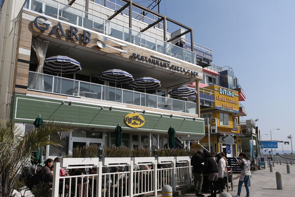 パンケーキで有名な「GARB江ノ島」は、約120m（徒歩2分）。