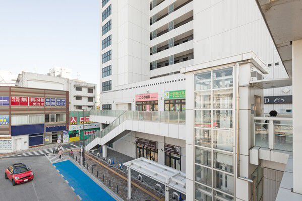 ペデストリアンデッキからマンションの3階部分につながる。エレベーターも設置。