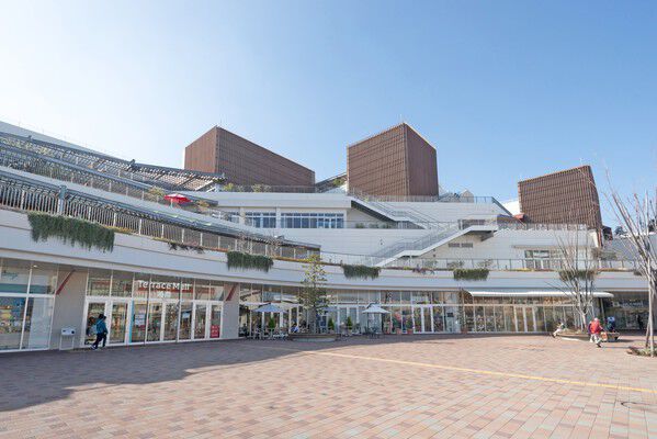 「テラスモール湘南」は約100m（徒歩2分）。