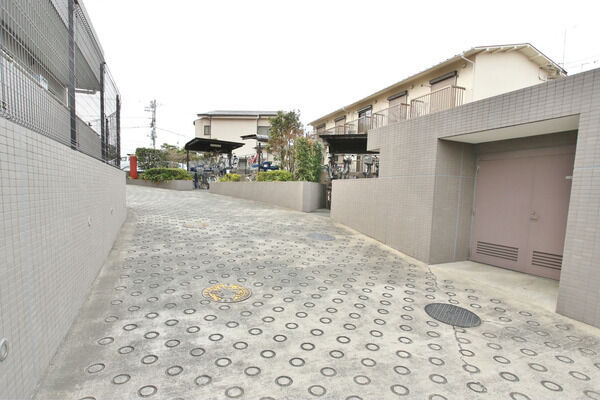 ベビーカーや車椅子の方にも配慮した段差のないスロープ。