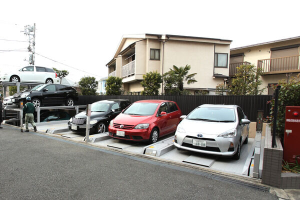 敷地内に設置された21台収容の駐車場。他に42台収容の駐輪場も設置。