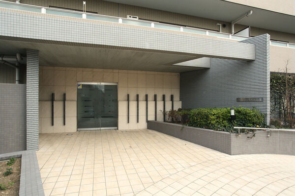 外界とほどよく隔たれた落ち着きのあるエントランス。