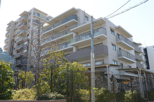 【パークホームズ藤沢二丁目】シンボリックな10階建から7、6階･･･とリズムある景観形成にも配慮された外観。