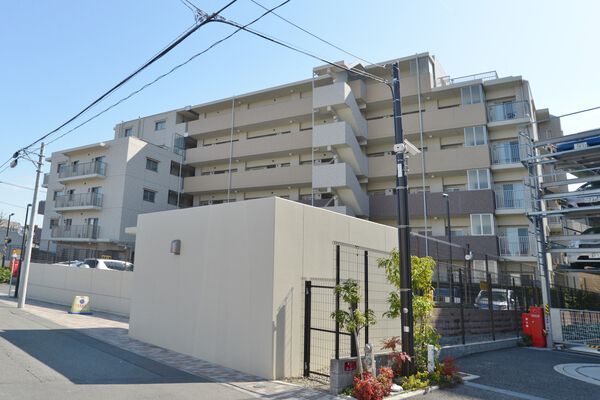 【パークホームズ藤沢二丁目】124台収容の駐輪場、8台収容のバイク置場は、敷地裏に設置。