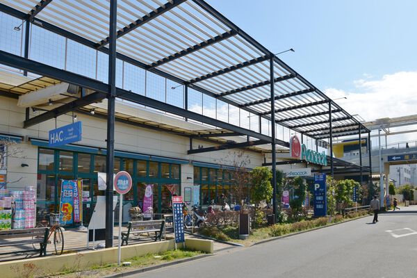 お買物に便利な「トレアージュ白旗ショッピングセンター」は約230m（徒歩3分）。