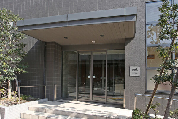 重厚な質感のエントランス。風格が漂います。		