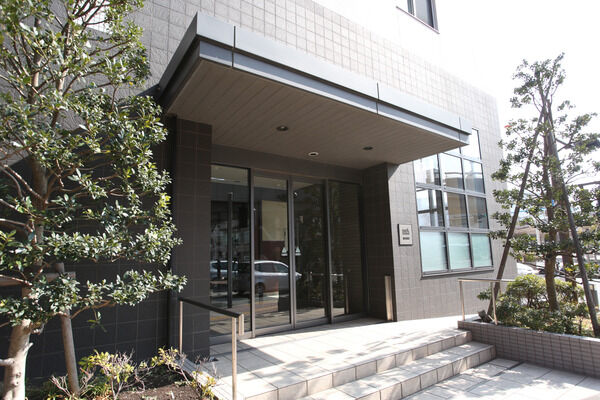 エントランスは西側。美しい植栽が訪れる人を優しく出迎えます。		