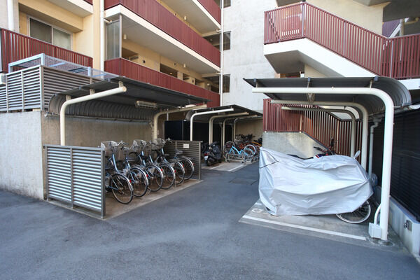 多くの自転車を置ける駐輪場。電動レンタサイクル置き場も設置。