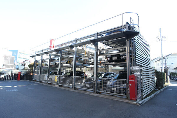 駐車台数を確保できるよう敷地内に機械式駐車場を採用。