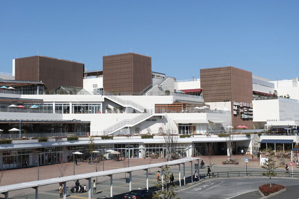 東海道本線「辻堂」駅へは、バス6分 「茅ヶ崎学園入口」から停歩3分。
