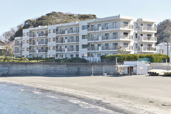 【パークハイム逗子】全戸が海に面した利点を生かし、採光面が多い明るい住戸設計。		