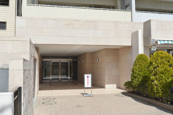 カラーTVモニター付きオートロックで建物と住居者の安全を見守ります。