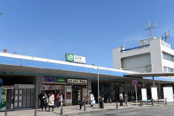 横須賀線「逗子」駅は、徒歩2分。