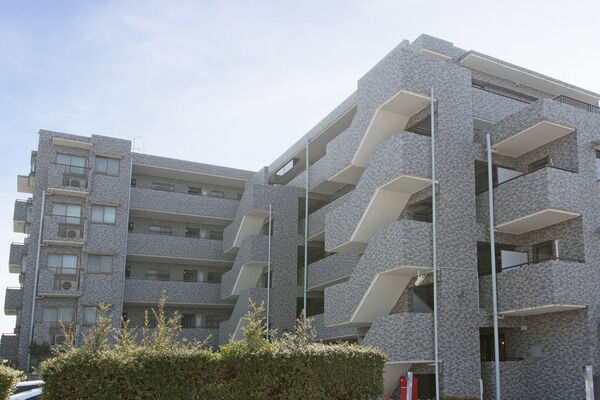 【南林間パークホームズ】緑深まる植栽が、日々の暮らしに安らぎを与えます。		