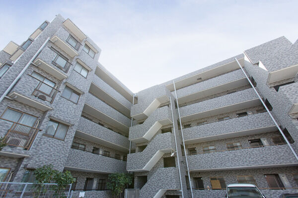 【南林間パークホームズ】洗練された、優雅な佇まいのフォルムが目を引く設計。		