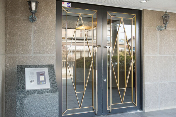 オートロックシステムは、二重のチェックで住人の安全の暮らしを守ります。		