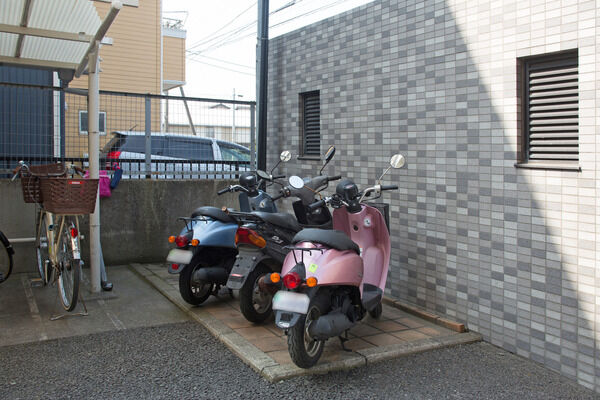 駐輪場内には、バイク置場も設置しています。