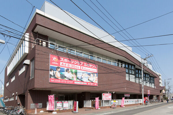 「スポーツクラブルネサンス鶴間」まで約800m(徒歩10分）。		