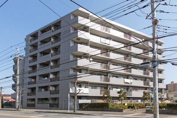 【中央林間南パークホームズ】重厚感をも感じさせる、広々とした開放的な外観。