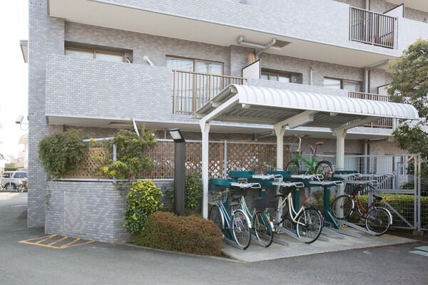 居住者の暮らしに嬉しい、二段式の駐輪場。
