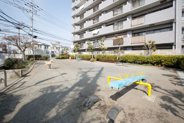 徒歩1分の隣接された「代官山公園」は、大人から子供まで集う憩いの広場。