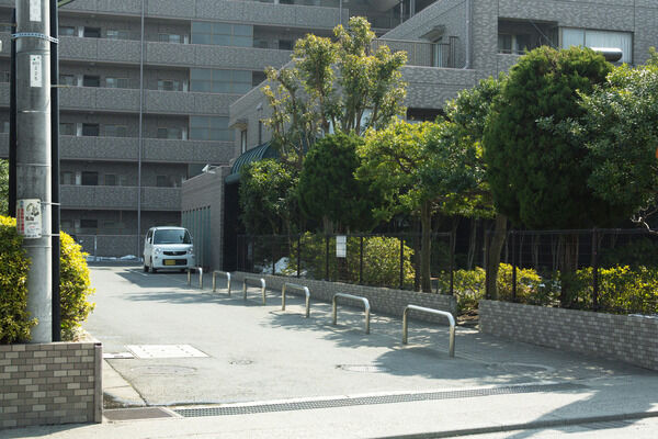マンション正面の車出入り口は、ひろびろとしており、出し入れに便利。