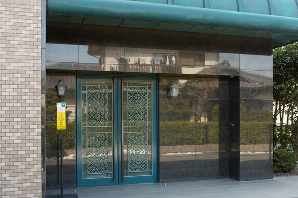 キャストアイアンを使用した瀟洒なデザインがひと際目を引く、入り口ドア。