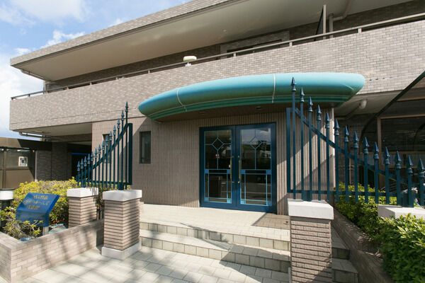 格調高くデザインされたエントランスが出迎える。		