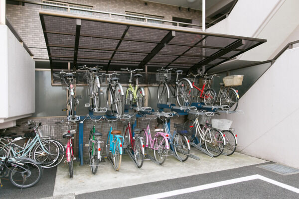 屋根付きの28台収容の駐輪場、9台収容の駐車場は敷地内に設置。