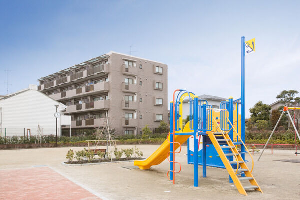 遊具を備えた「名和公園」は約100m（徒歩2分）。