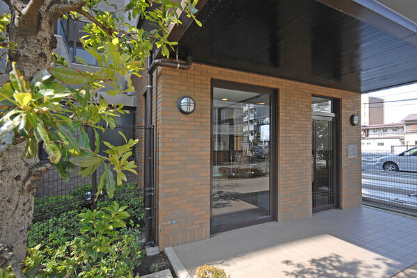 エントランスには、不在時にも便利な宅配ロッカーを用意。