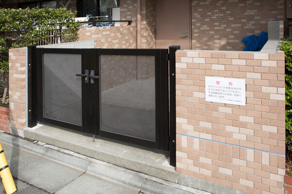 敷地内に備わる住人専用のゴミ置き場。