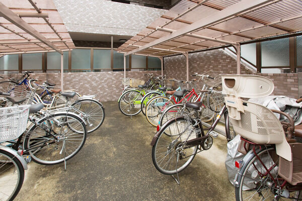 駐輪場は敷地内に1箇所、他に27台収容の駐車場を設置。