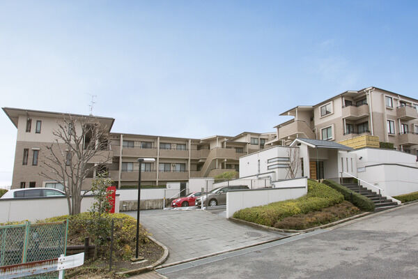 【つきみ野パークホームズ弐番館】南向き住戸を中心とした低層3階建てのL字型配棟。 【つきみ野パークホームズ弐番館】南向き住戸を中心とした低層3階建てのL字型配棟。