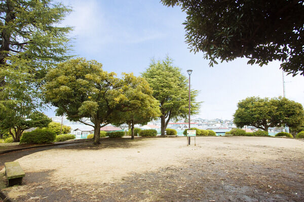 小高い丘の上の「つきみ野4号公園」は、約80m（徒歩1分）。