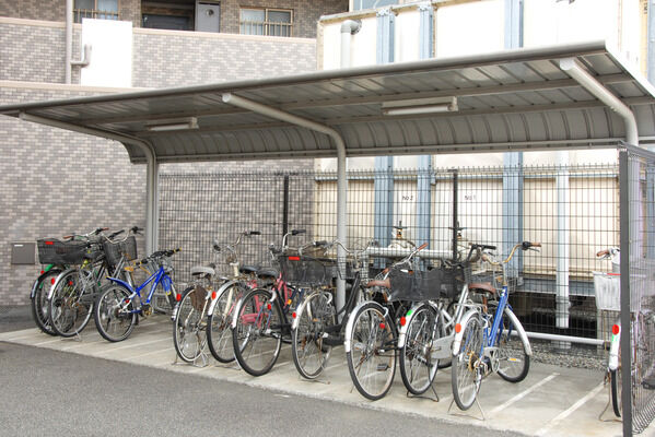 31台収容の駐輪場は敷地内に設置。他に16台収容の駐車場を設置。