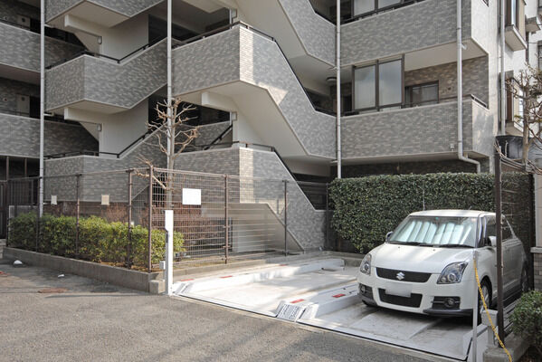 敷地内に設置された駐車場は、20台収容可能。