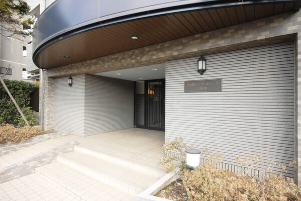 落ち着いた色調のエントランスが、スタイリッシュさを際立たせます。	