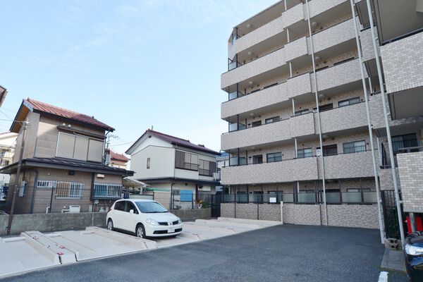 より多くの駐車を可能にした機械式駐車場が設置されています。